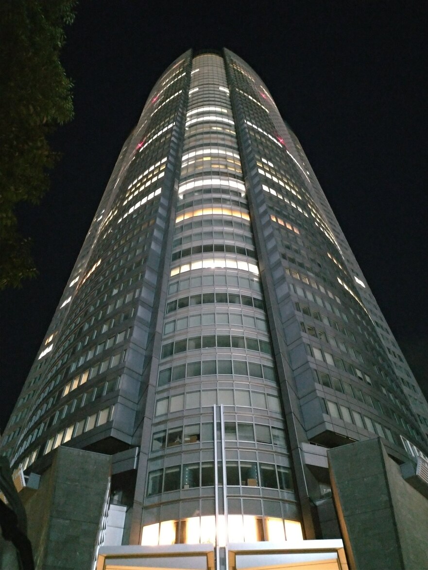 インターン最終日の夜のオフィス